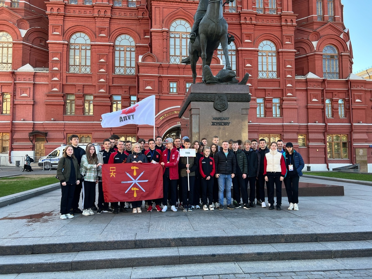 В Александровском саду делегации Городов-Героев возложили цветы к стелам у  Кремлевской стены — Управление физической культуры и спорта администрации  города Тулы